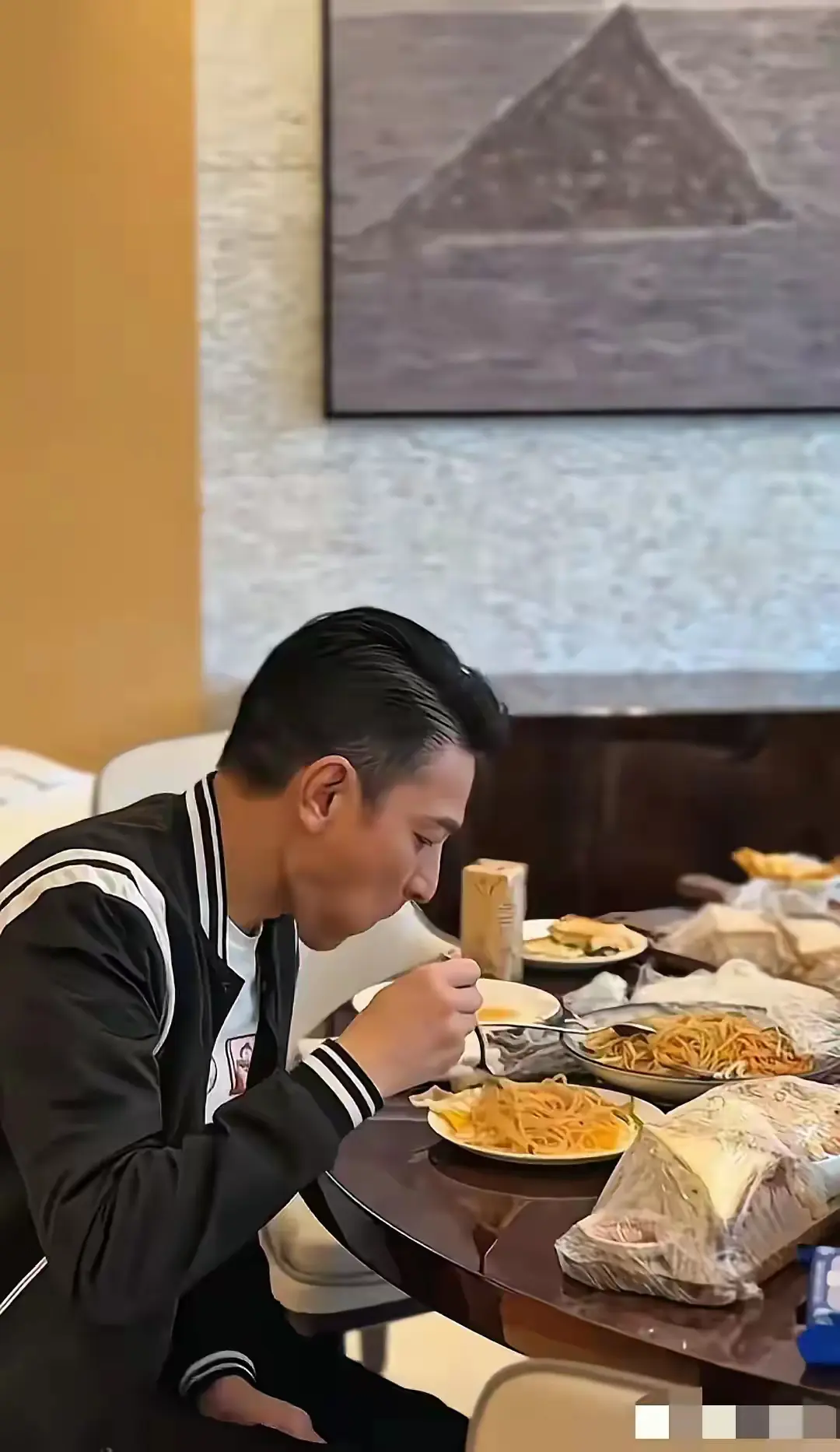 刘德华吃的是什么面啊！看上去非常细这个面