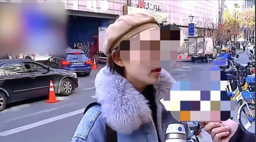 白嫖上瘾了？”2023年，女子在外出吃饭时，特地掏出价值4000元的保温杯，让服