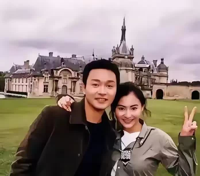 这张照片定格了1999年，张国荣与张柏芝在法国巴黎的经典瞬间。那时，张国荣43岁