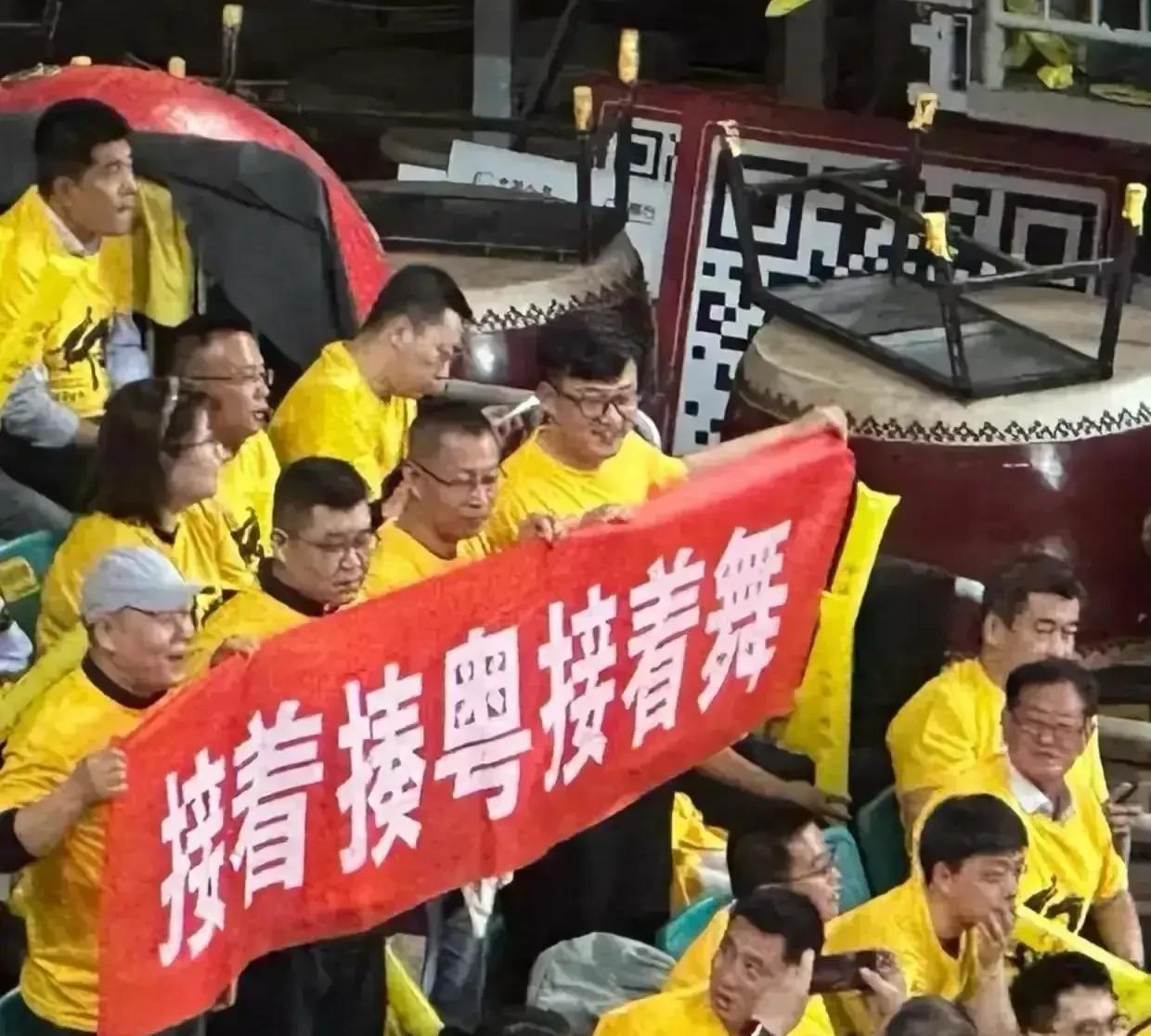 一句谐音，接着揍粤接着舞，还是徐杰晚安，这就被警告处罚了，季后赛比赛，这么精彩，