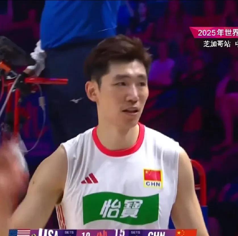 【队长江川显示狼性，兑现给海宁教练的发球得分承诺】
中国男排憾负美国，但队长江川