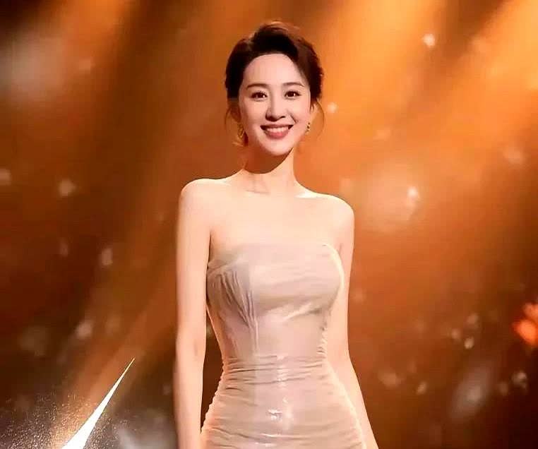 这位女神一亮相，直接美到让人呼吸停滞！

从头到脚挑不出半点瑕疵，眉眼间的风