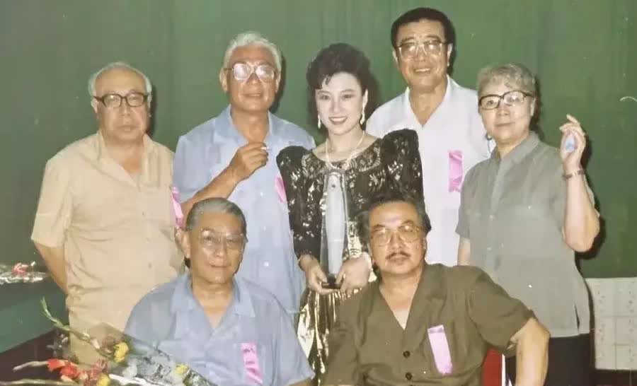 这张照片的七位老艺术家都是老电影迷耳熟能详的著名表演艺术家。他们每个人都有深刻在