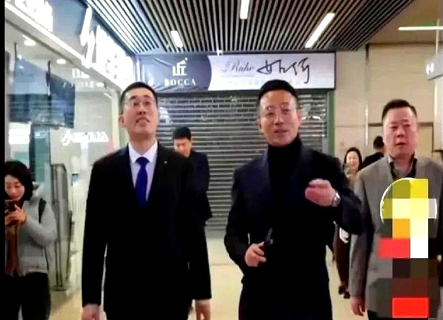 汪小菲带娃回京难题











天呐！汪小菲竟然拿到了孩子的监护权，却