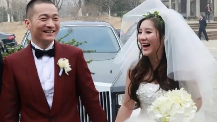 曝喻恩泰出轨律师
《武林外传》吕秀才扮演者演员喻恩泰被曝与妻子史林子婚变，疑似出