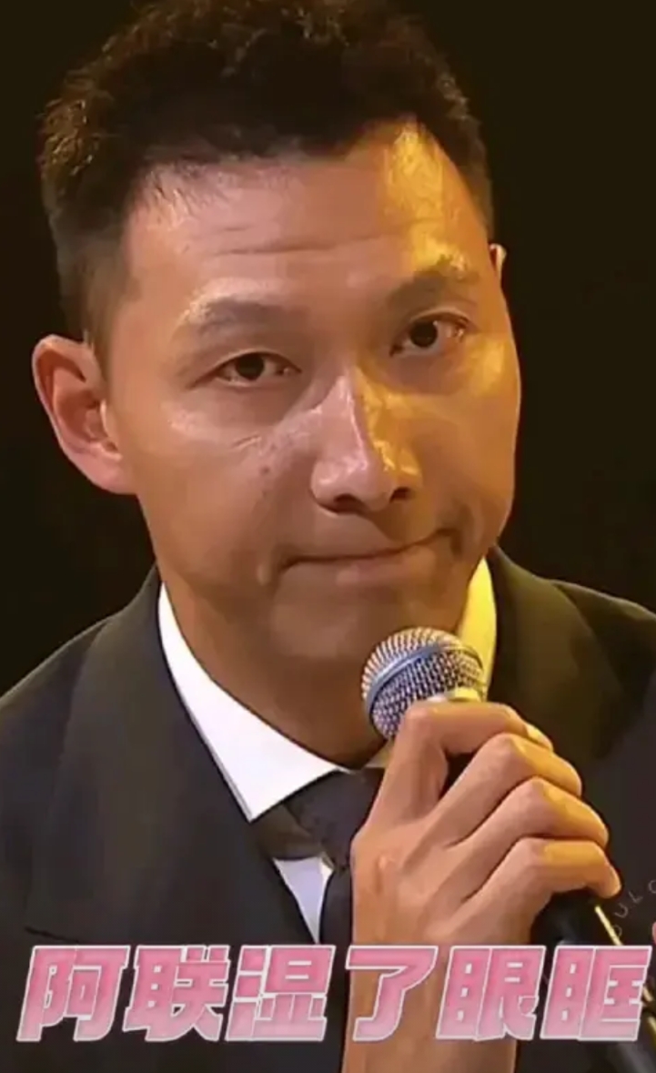 没人抹黑也没人否定阿联的篮球成就，只不过是他自己把自己坑了。因为一档节目要采访阿