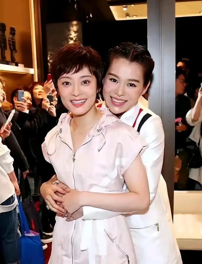 你能认出和孙俪抱在一起的这位美女到底是谁吗？