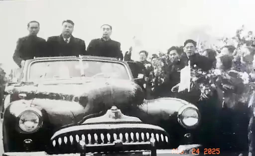 珍贵的老照片。
1958年9月，周恩来总理与时任湖北省省长张体学同志以及武汉的数