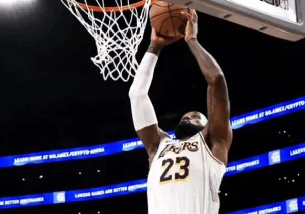 湖人球员勒布朗詹姆斯今晚的节奏感觉特别好，脚步轻快，弹跳也很出色。