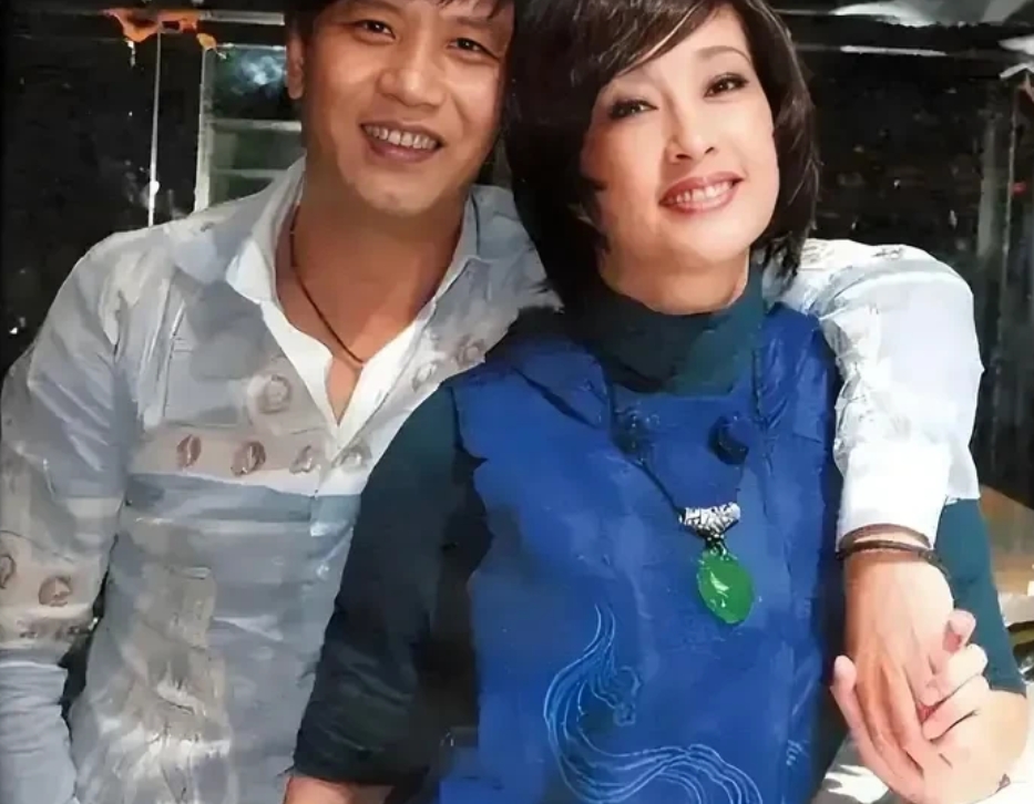 刘晓庆的离婚经历，如同精彩的电视剧情节，充满戏剧性。她三婚时，老公阿峰突然拿出离