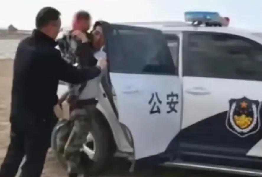 甘肃白银四岁女孩失联事件发生后，当地警方迅速处警介入查找，经过十二个小时连夜查找