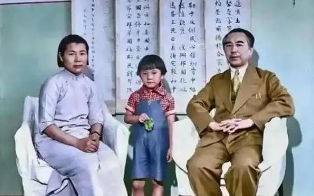 1941年底，驻苏武官郭德全去莫斯科赴任，途经迪化时，受到盛世才热情接待。酒至半