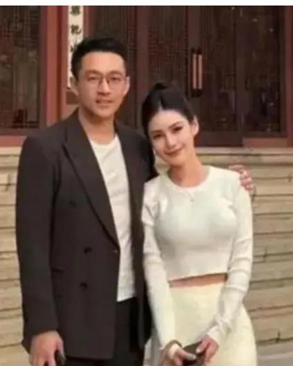 汪小菲五月如期北京办婚礼 带儿女现身香港
汪小菲和台湾女友Mandy（马筱梅）结