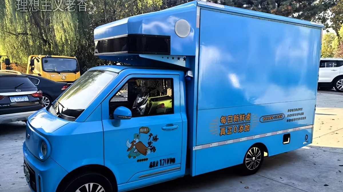 很适合改装电动房车，新能源绿牌流动售货车来了，旅行摆摊两不误