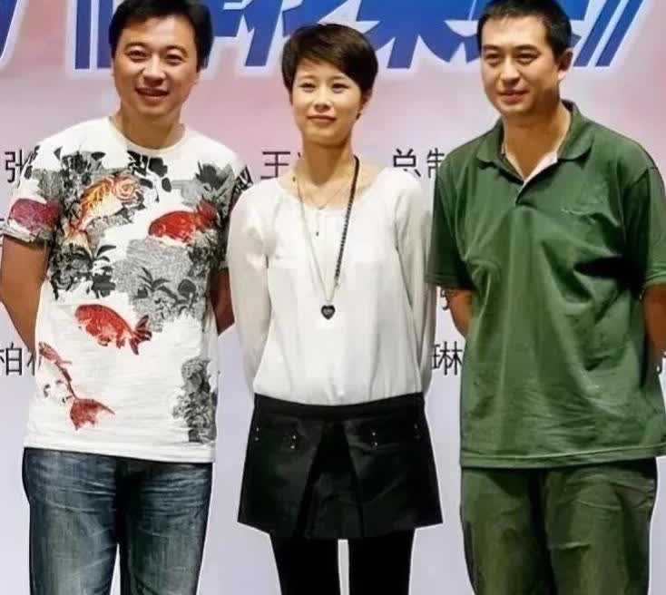 谁还没有年轻的时候，照片中三位演员年轻时男帅女靓，那个时候的张嘉译没有弯腰驼背，