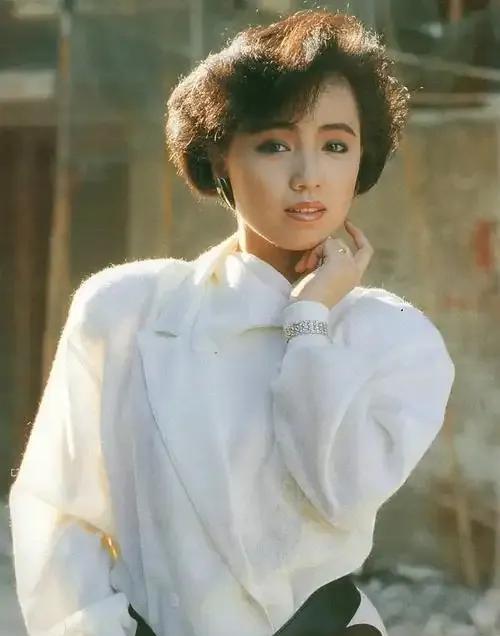 邓萃雯情路坎坷，其藏了18年的男人身份终曝光，他就是林志豪。二人因合作舞台剧结缘