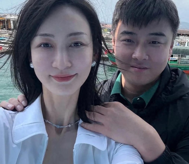 王皓老婆回娘家。11岁儿子在高铁上写作业，二儿子苦练乒乓球太自律了吧！
 
王皓