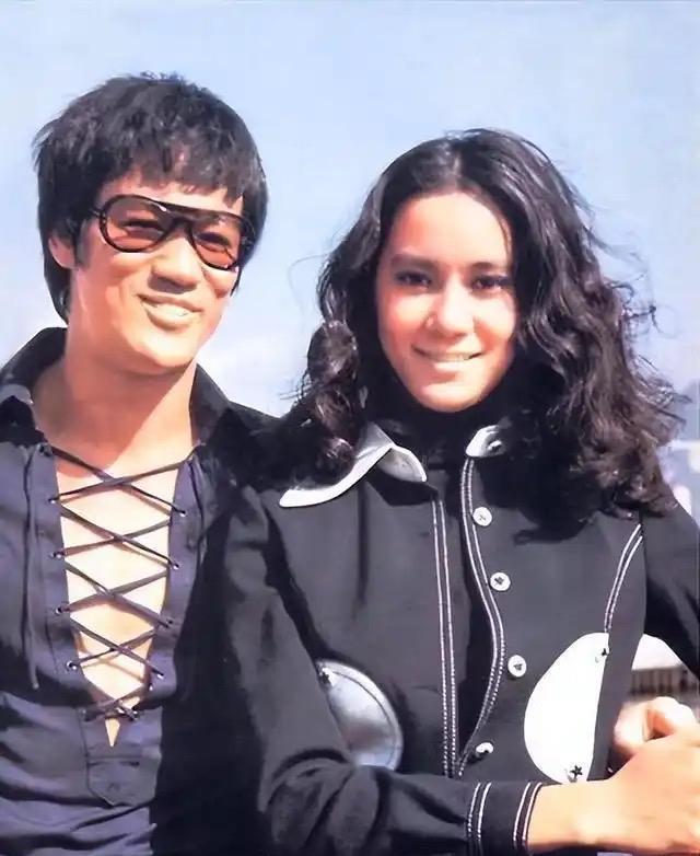 1973年7月20日，32岁的李小龙在女星丁佩家中突然昏迷，送医不治身亡！当时他