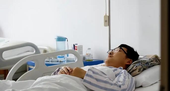 江苏苏州，男子车祸重伤后，妻儿都以远在外地、不便探望为由不来照顾。男子的好友看不