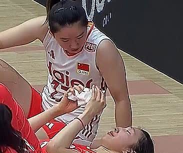 心疼吴梦洁：赛后哭成了“泪人”

心有不甘，吴梦洁今天多次站出来，想为球队力