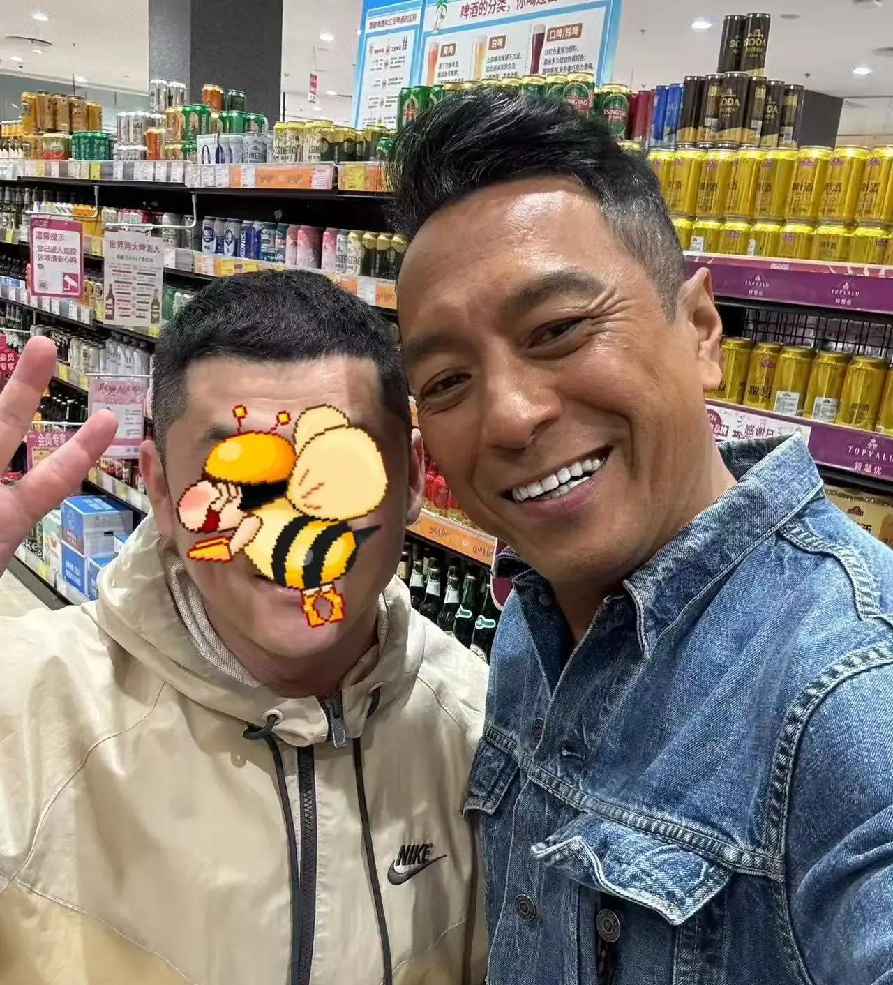 山东超市偶遇香港明星，非常面熟，有人认得他吗？
近日，某网友在个人社交账号上分享