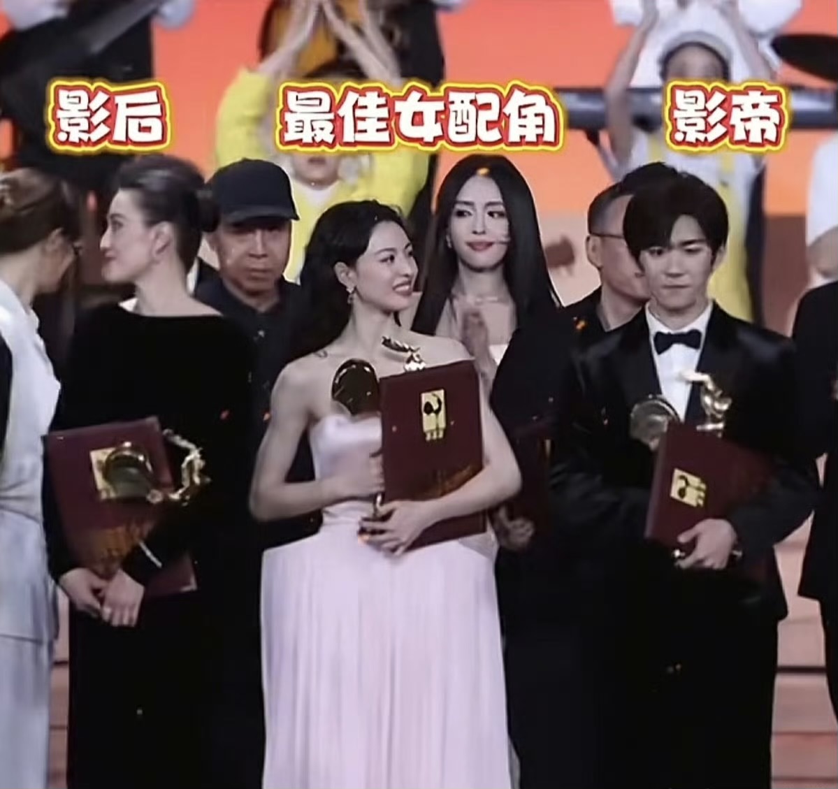 钟楚曦想要，钟楚曦得到，我很佩服她。C位本来就是曝光度超强，谁都知道，但小咖都不