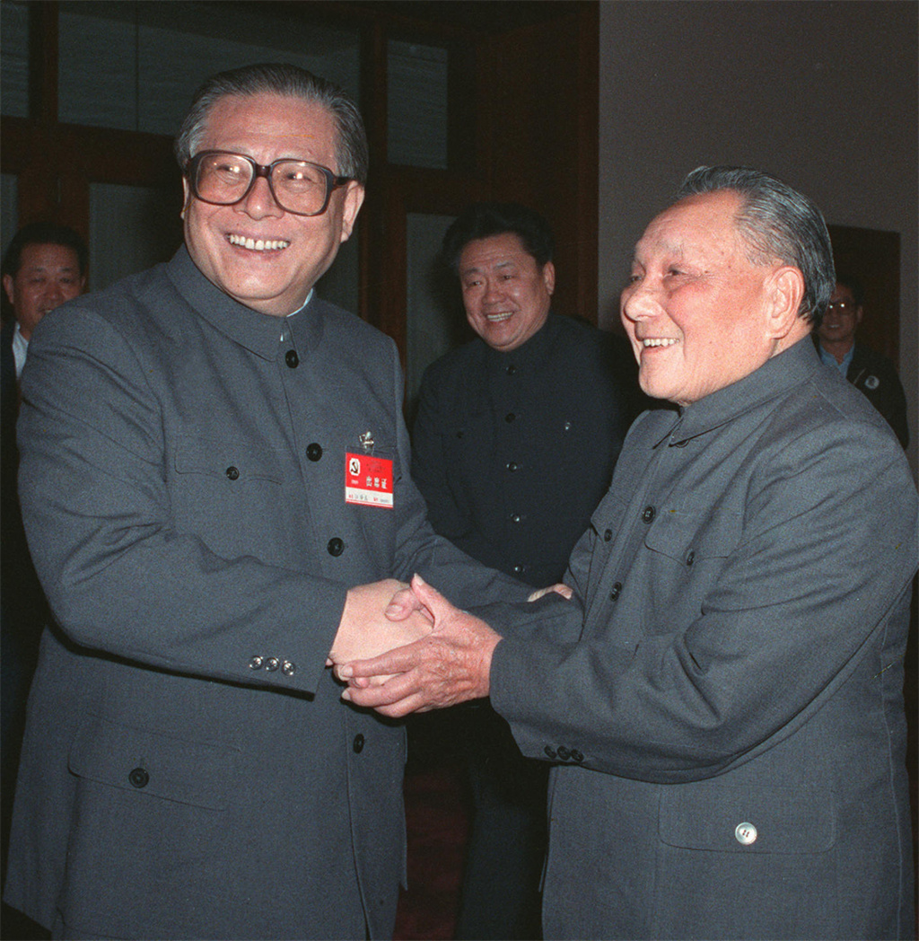 1989年江同志接任总书记，同年接任军委主席。邓小平说他是合格的军委主席，因为他