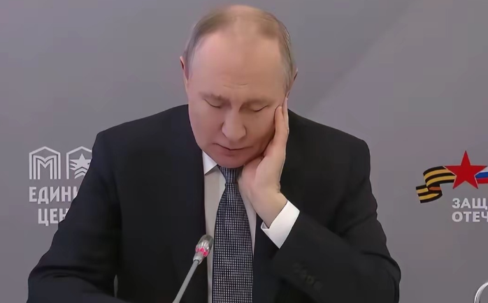 普京克宫座谈会上罕见语塞。三八节那天，克宫开了个座谈会，俄罗斯女性们纷纷讲述自己