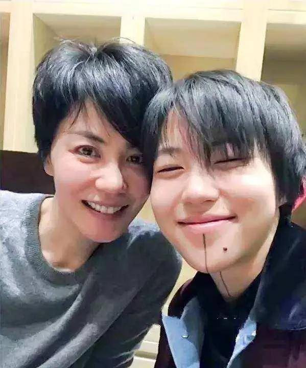 窦靖童长得更像窦唯，王菲不外乎：“她长得像不像我不重要，重要的怎么和孩子相处。”