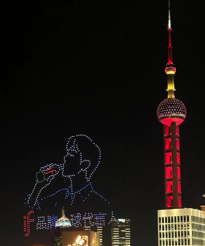上海外滩肖战if椰子水的无人机灯光秀好好看啊！还挺像的啊！就这么水灵灵的把代言人