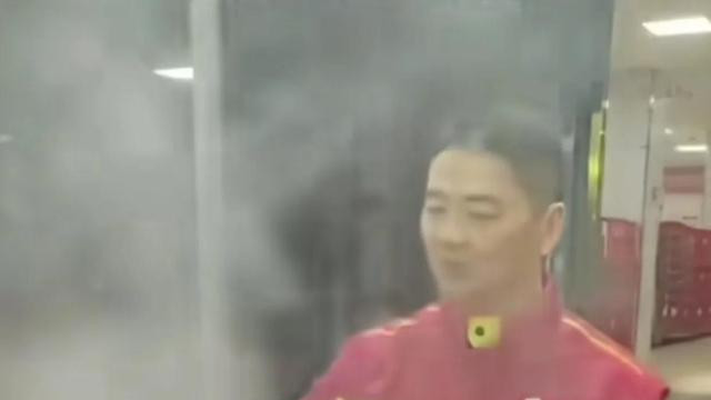 51岁刘强东穿着外卖服，请京东外卖员吃海底捞，端酒杯讲敬酒往事