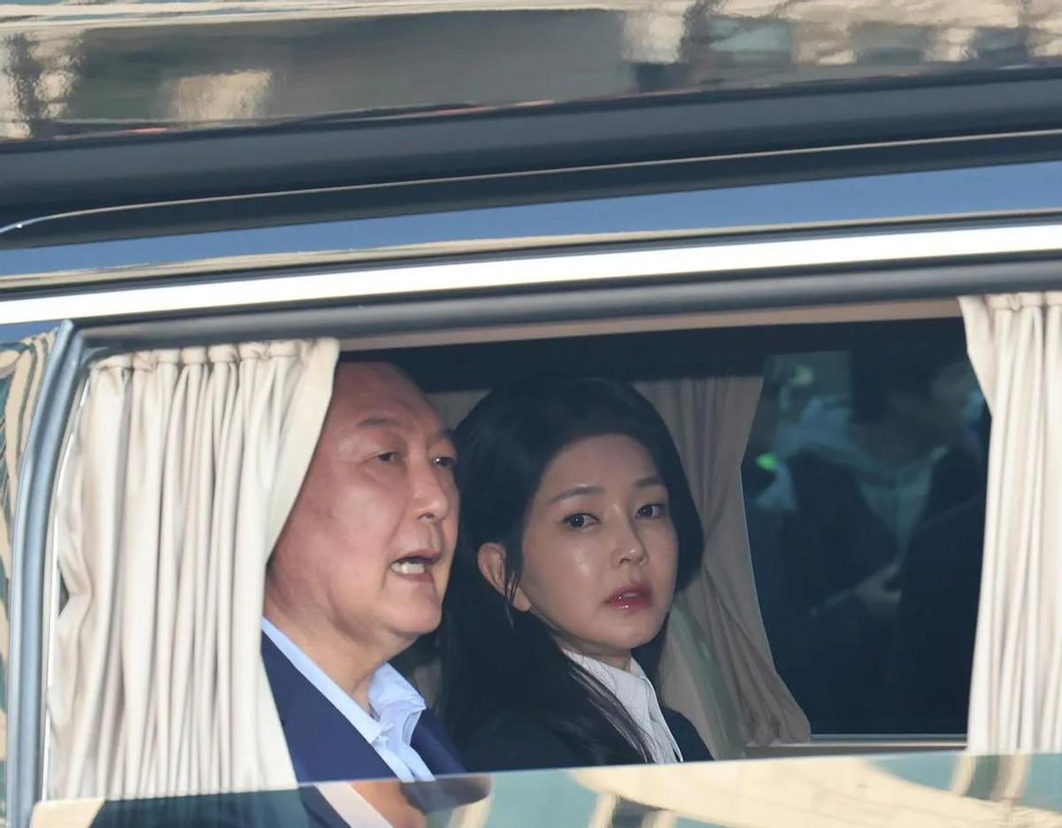 韩国前总统尹锡悦这次真摊上大事了！昨天公审现场火药味十足，律师团和检方吵得不可开