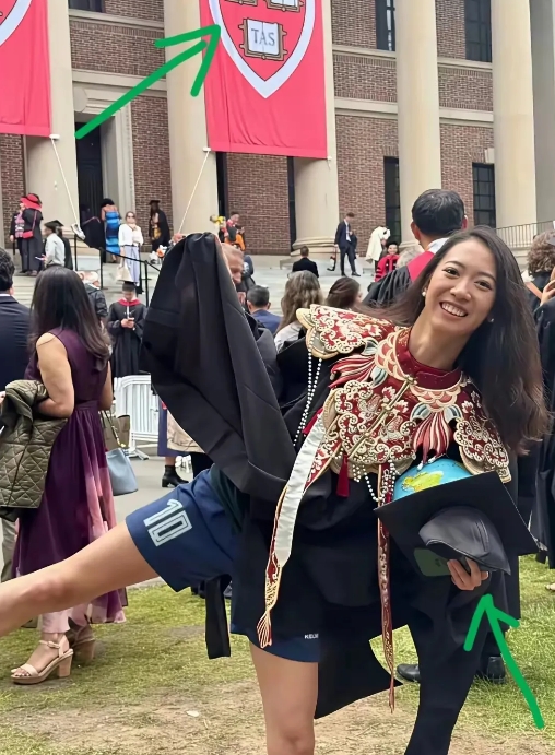 只有我发现了吗？终于知道为什么蒋雨融要一直发文了！哈佛的学生没有不精明的！
蒋雨