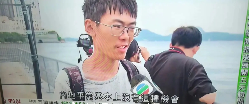 你就说说我们有多宠香港老百姓吧！山东号航母开过去了，055大驱延安舰也过去了，并