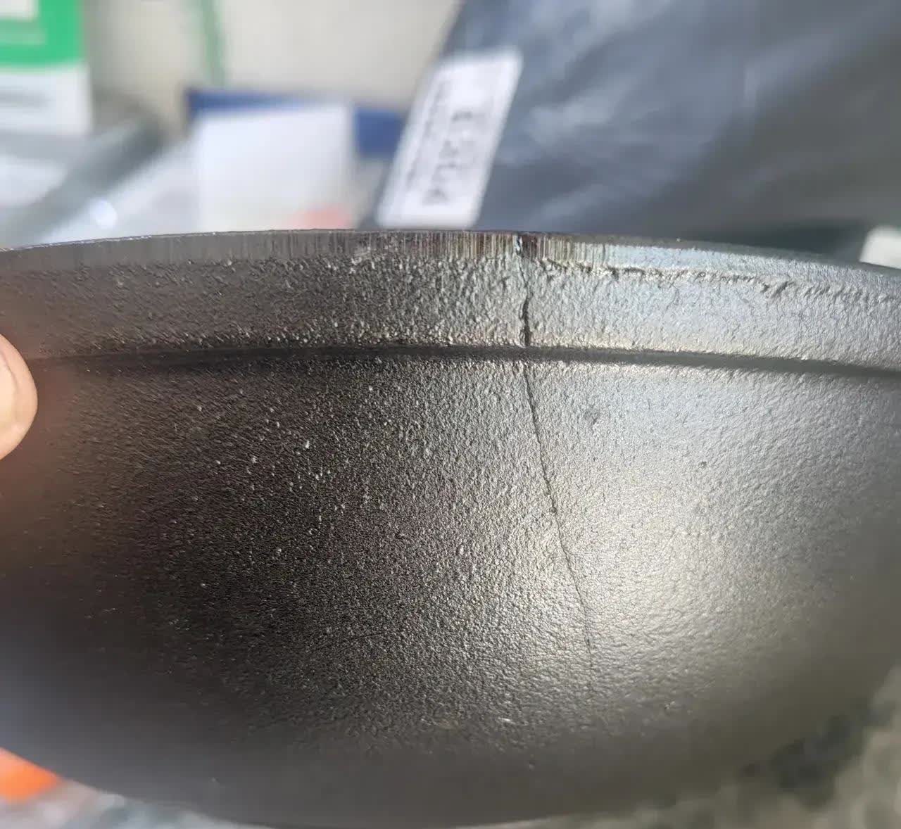 河北，一名女子在网上买了一口砂锅，她收到货后，发现锅身上有一条裂缝。她的老公看到