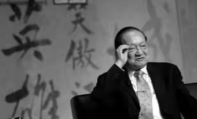 1976年，金庸出轨后，妻子朱玫提出离婚，就在两人刚签完离婚协议，金庸却突然将其