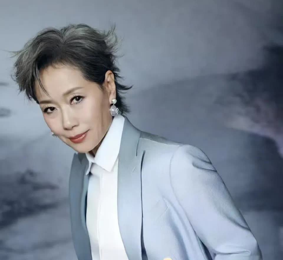 查了一下叶童，不查不知道，一查才明白。
叶童能获得浪姐总冠军
是因为她身上有