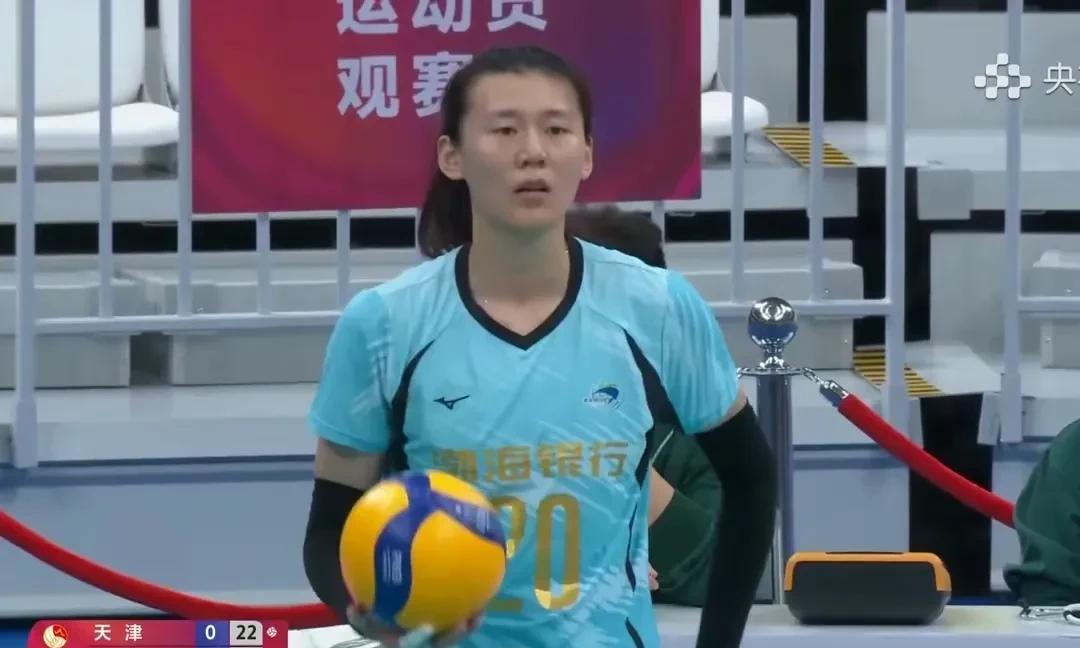 【王艺竹，看来压力不小】
对云南女排这样水平的球队，王艺竹在基本不接一传的情况下
