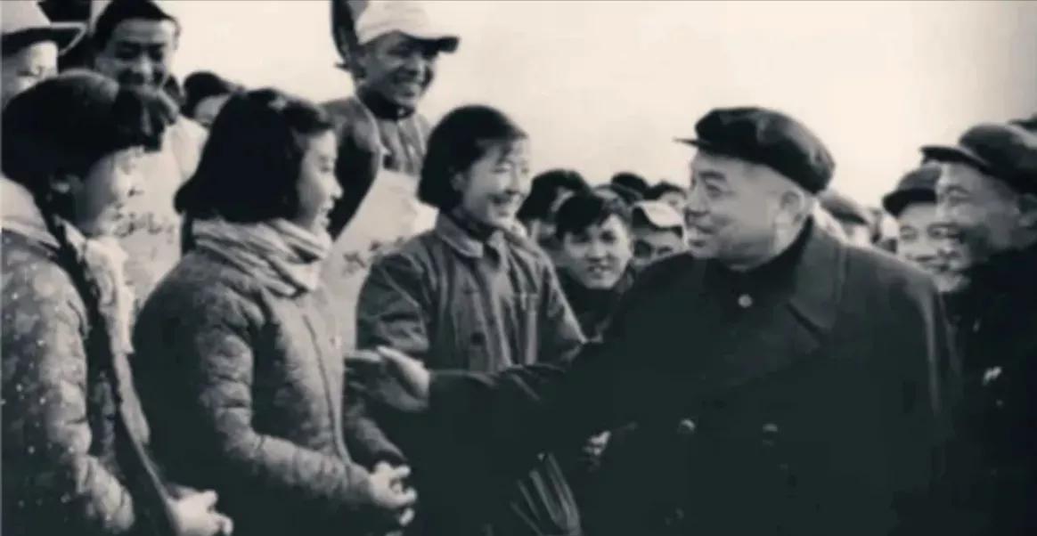 1961年11月，彭德怀回故乡，湖南湘潭县乌石大队作视察，与人民在一起，亲切交谈