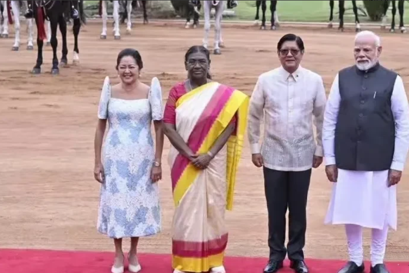 马科斯访印度，这站位一不小心还以为，莫迪终于有老婆了呢！
莫迪有过三个月的包办婚