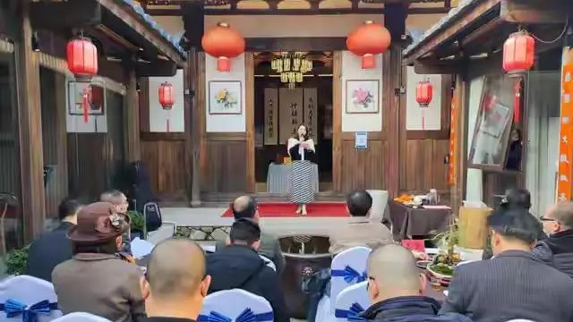 悲催！连自己4人的公司老板被尊乡贤，小学资金有缺口，他犯难了