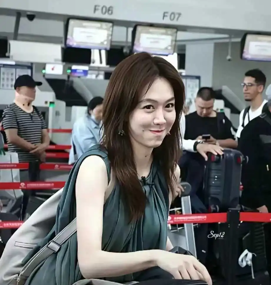 路人机场偶遇姜妍，本人真的好白啊，都看不出她已经40了