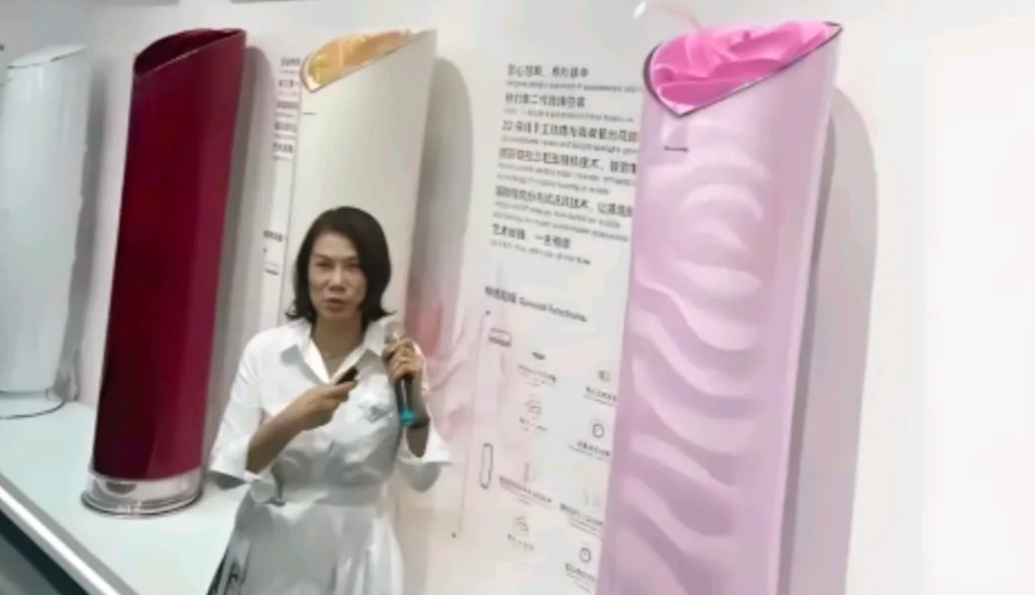 为什么没人告诉董明珠玫瑰空调很丑?

研发部董事长：您设计的玫瑰空调很丑?
董：