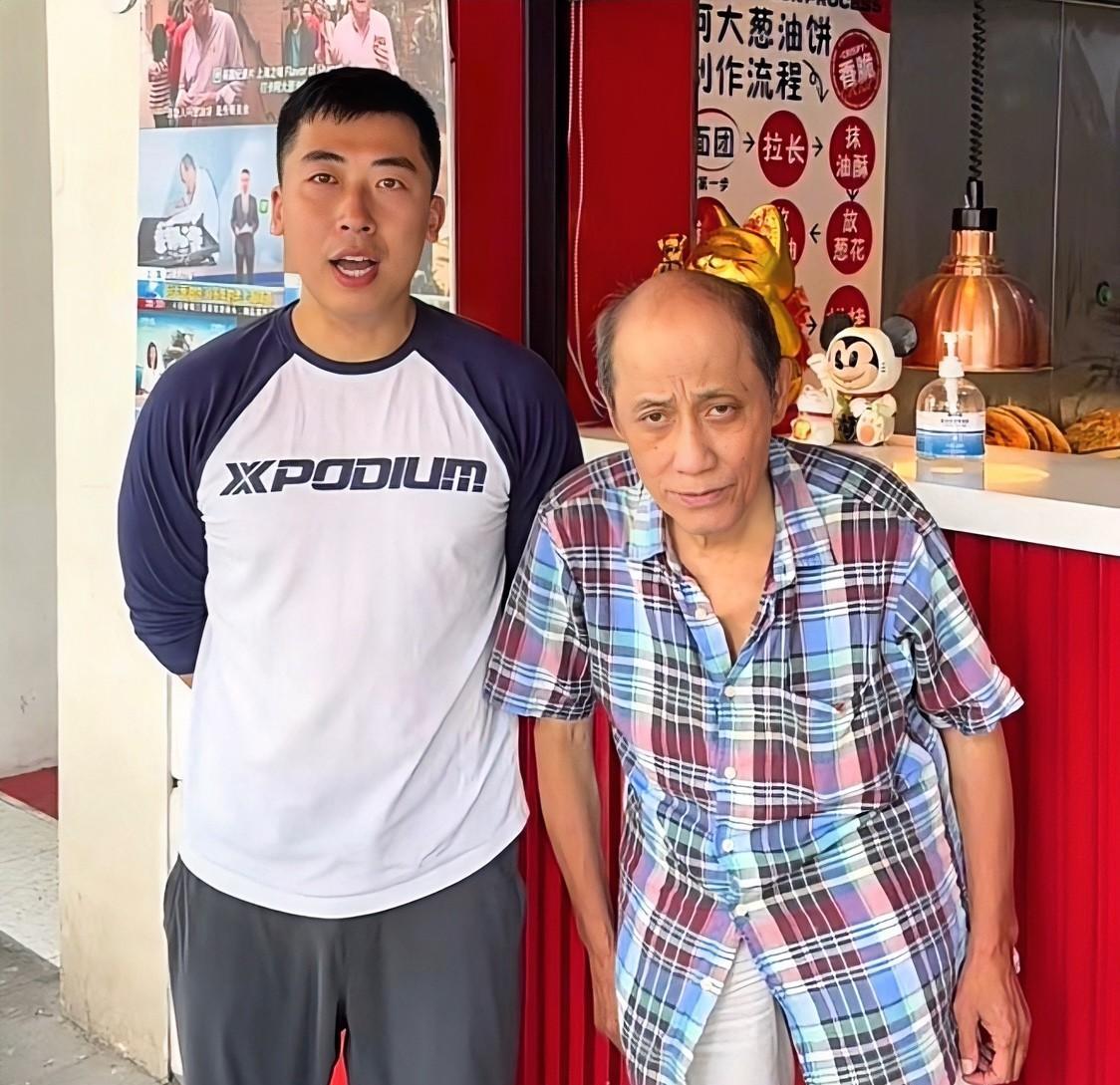 阿大葱油饼上演“宫斗大戏”啦！阿大父子说只有石门二路店正宗，不认其他分店；大股东