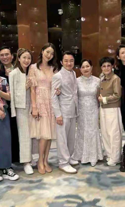 说句让人羡慕的话，王祖蓝的妈妈状态也太好了，太精神了，比李亚男还让人佩服呢。王祖