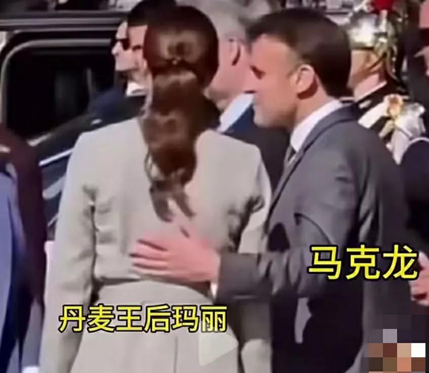 法国总统马克龙总喜欢跟别人勾肩搭背的。
一次开国际会议，大家大合影，他非得把他的