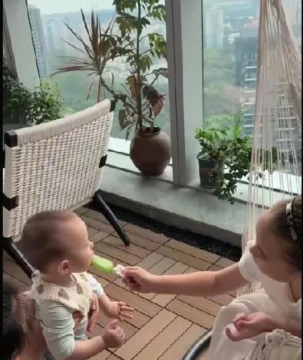大姐Doris在吃冰棍
给大弟owen沾了沾嘴唇
结果小家伙眼睛就再没离开过姐姐