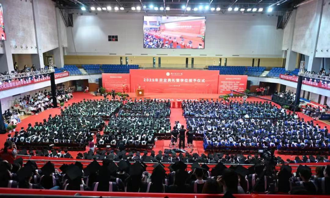 网上全程看南京农业大学2025年毕业典礼暨学位授予仪式有感：
1、375名博士生