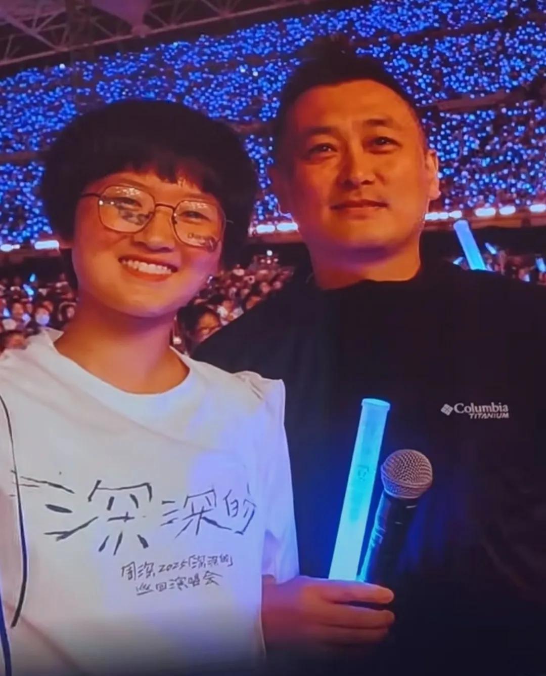 周深哈尔滨演唱会第二场点歌环节！
哈尔滨第二场点歌环节！
第一位是吴先生
吴先生