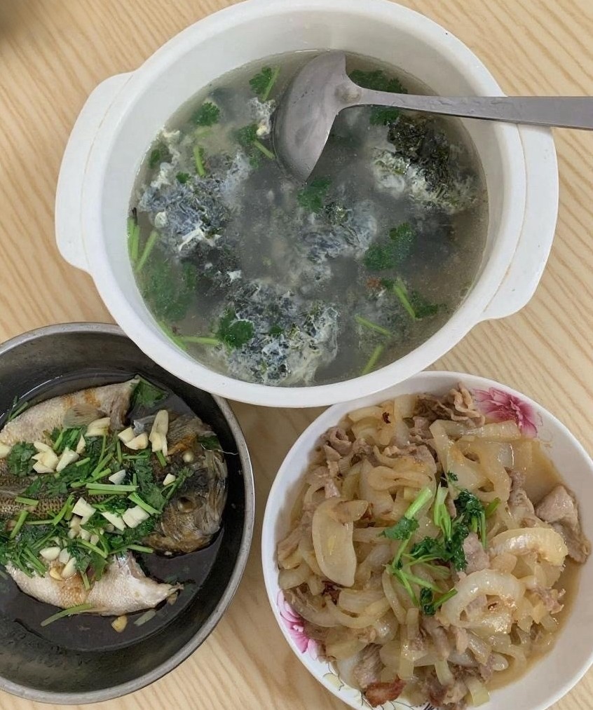 今天是个手忙脚乱的日子，
开学第一天，
早上忙得跟打仗一样。
吃完早餐紧紧张张，